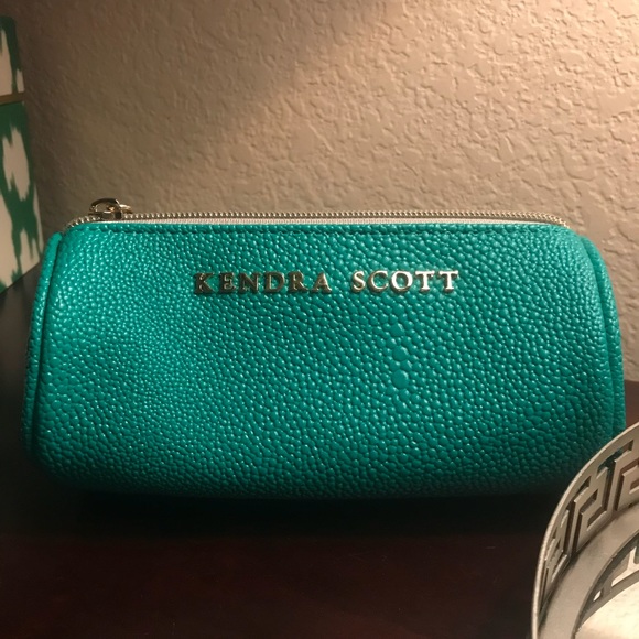 Kendra Scott Handbags - Kendra Scott leather jewelry bag